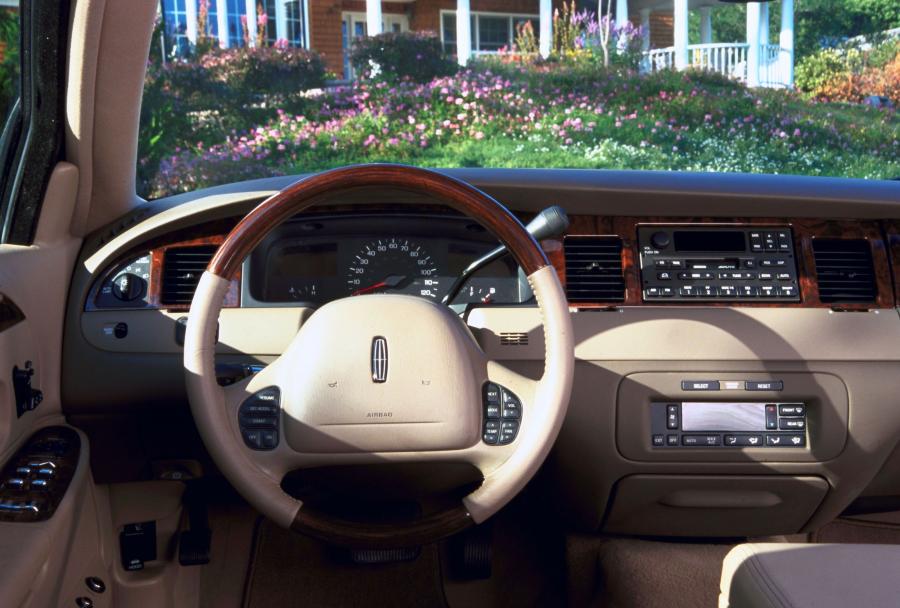  Lincoln Town Car 1998 года  (фото 76 из 77)